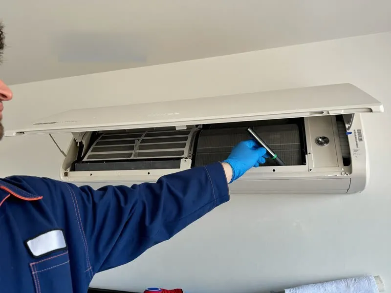 Aire acondicionado — Instalación, reparación, recarga de gas y limpieza profesional.